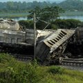 Malaizijoje dėl prekinio traukinio avarijos įstrigo tūkstančiai keleivių