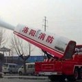 Kinų ugniagesiai gavo naikintuvo varikliu varomą vandens patranką