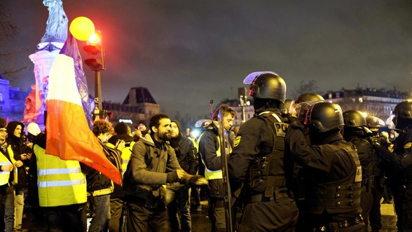 Prancūzijoje auga įtampa: į protestus žengia dar daugiau žmonių