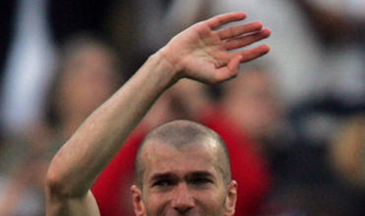 Zinadine Zidane sužaidė paskutines rungtynes "Santiago Bernabeu" stadione vilkint "Real" aprangą.