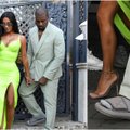 Lietuvius gluminusi mada viešumoje „puoštis“ kojinėmis bei šlepetėmis pasiekė ir Kanye Westą: taip apsiavęs atvyko į vestuves