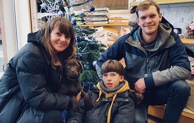 Renata Valčik su sūnumi ir šuns treneriu