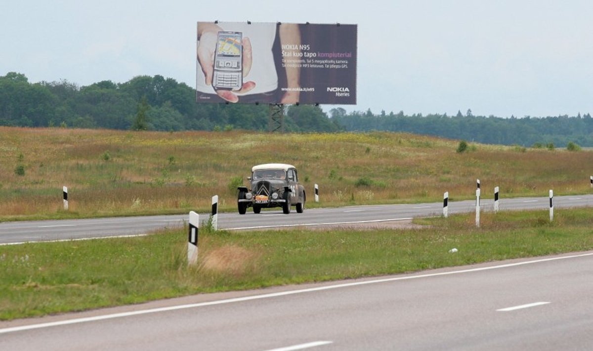 Reklama autostradoje įsiterpia į lietuvišką kraštovaizdį