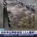 Dramatiški vaizdai iš Kinijos: vanduo apsėmė metro keleivius