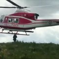 Italijoje gelbėtojai su sraigtasparniu ištraukė tarpeklyje įstrigusią karvutę