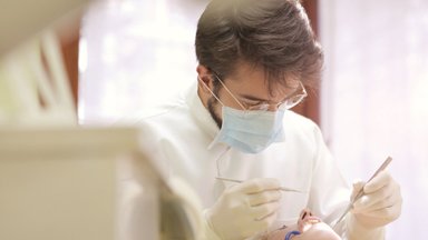 Norinčius gydyti dantis miego būsenoje gydytojai įspėja – tinka ne visiems