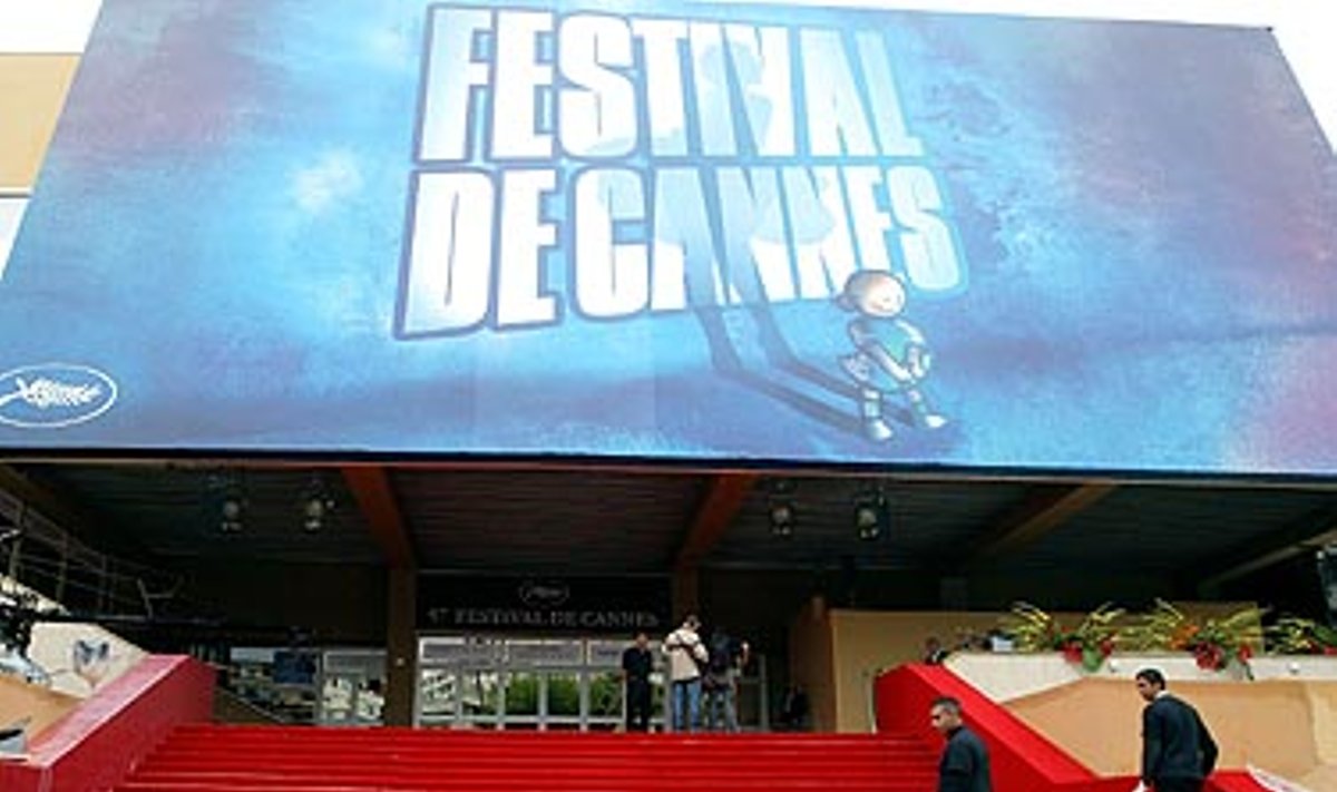 Darbininkai tiesia raudoną kilimą ruošdamiesi 57-ajam Kanų kino festivaliui. 