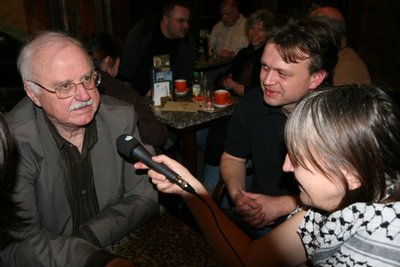Vitezslavas Mikešas (viduryje) dalyvauja interviu su Broniumi Kutavičiumi 2010-aisiais / Foto: V. Mikešo archyvas