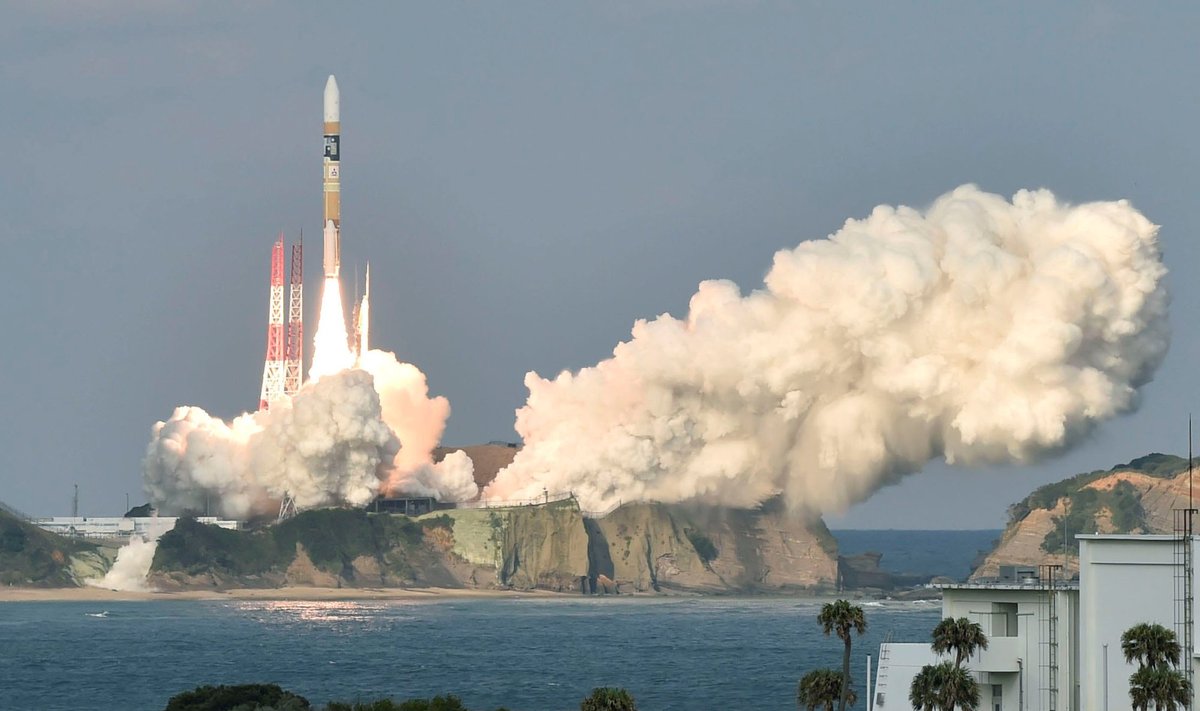 Japonai paleido mangų piešiniais papuoštą raketą