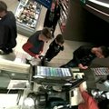 Nufilmuota: Palangoje vaikinai iš degalinės pavogė loterijos bilietus