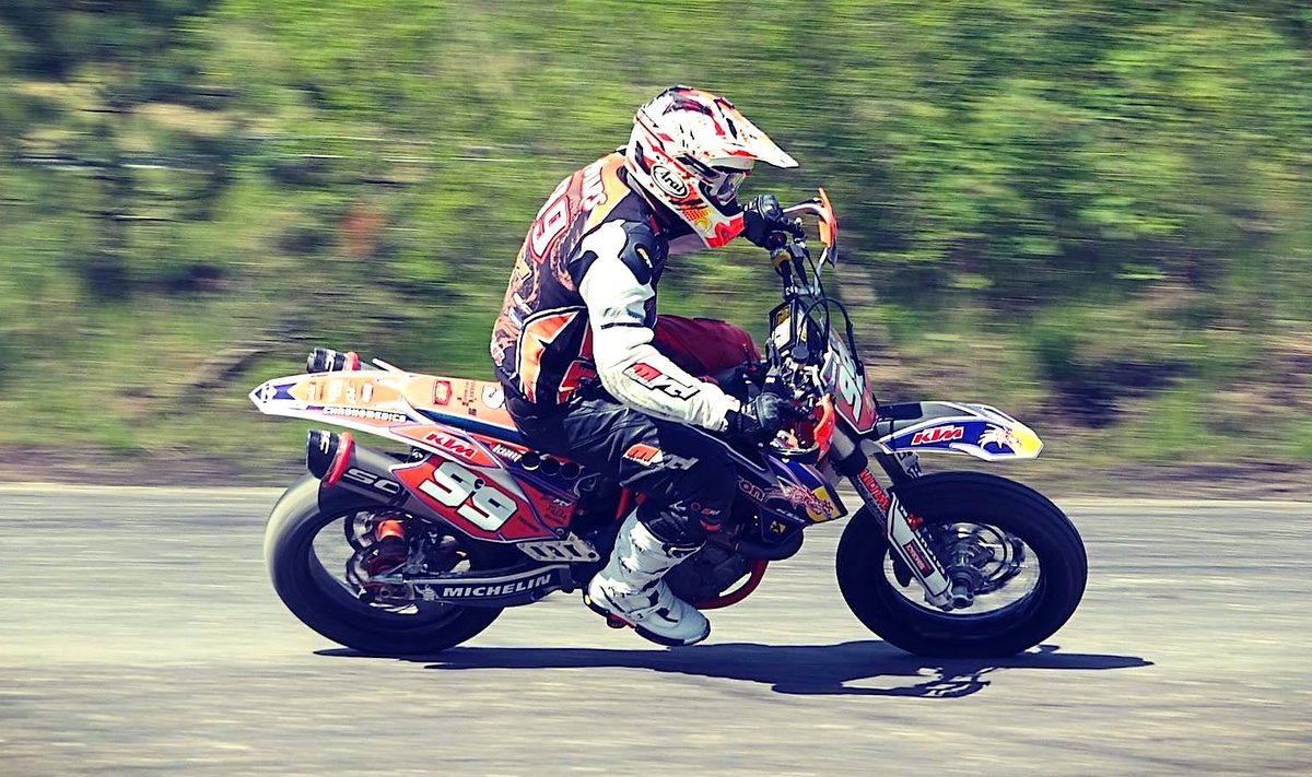 Supermoto varžybų akimirka