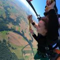 Pirmą kartą šuolį parašiutu išbandžiusi mergina pasidalijo savo patirtimi: štai, ką verta žinoti naujokams