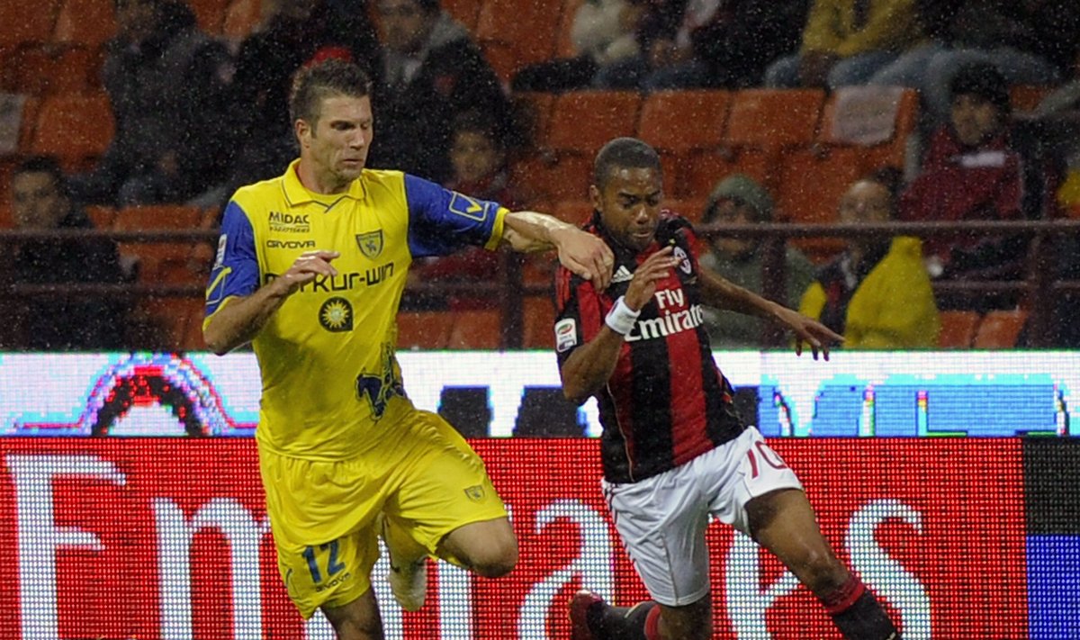 Boštjanas Cesaras ("Chievo") stabdo Robinho (AC "Milan" )