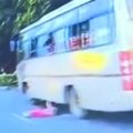 Kinijoje iš autobuso iškritęs vaikas nesusižeidė ir toliau tęsė kelionę