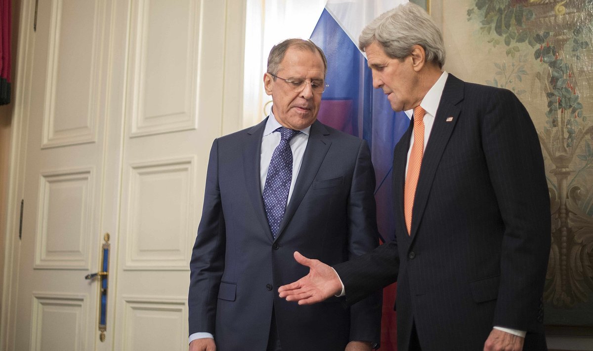 John Kerry (right) and Russian Foreign Minister Sergey Lavrov