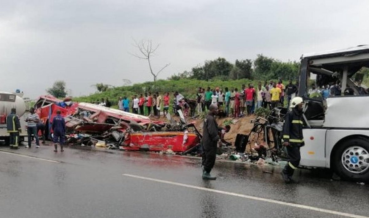 Ganoje susidūrus dviem autobusams žuvo 34 žmonės
