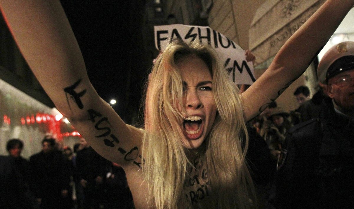 Versace pasirodymą Milano mados savaitėje atakavo FEMEN merginos su šūkiu „Mada – fašizmas“