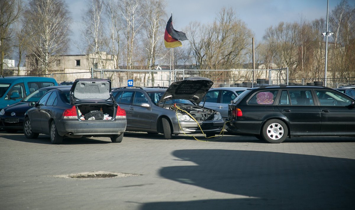 Marijampolės automobilių turgus 2017-aisiais. Vytautas sako, kad automobilių prekiautojai pirkėjams informacijos apie mašinų trūkumus neatskleisdavo