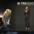Cara Delevigne ant podiumo pozavo su liūtu