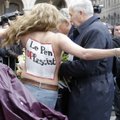 Pusnuogės „Femen“ aktyvistės sutrikdė Le Pen kalbą Paryžiuje