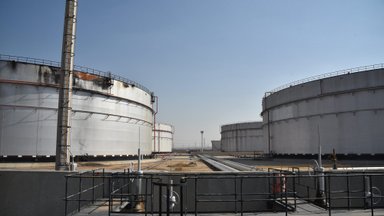 „Bloomberg“: tikroji Saudo Arabijos netikėto naftos gamybos sumažinimo kaina