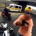 Kamera ant šalmo nufilmuota, kaip bandė pagrobti motociklą