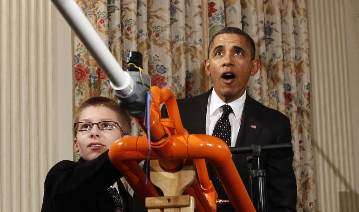 Joe Hudy JAV prezidentui demonstruoja zefyrų patranką 