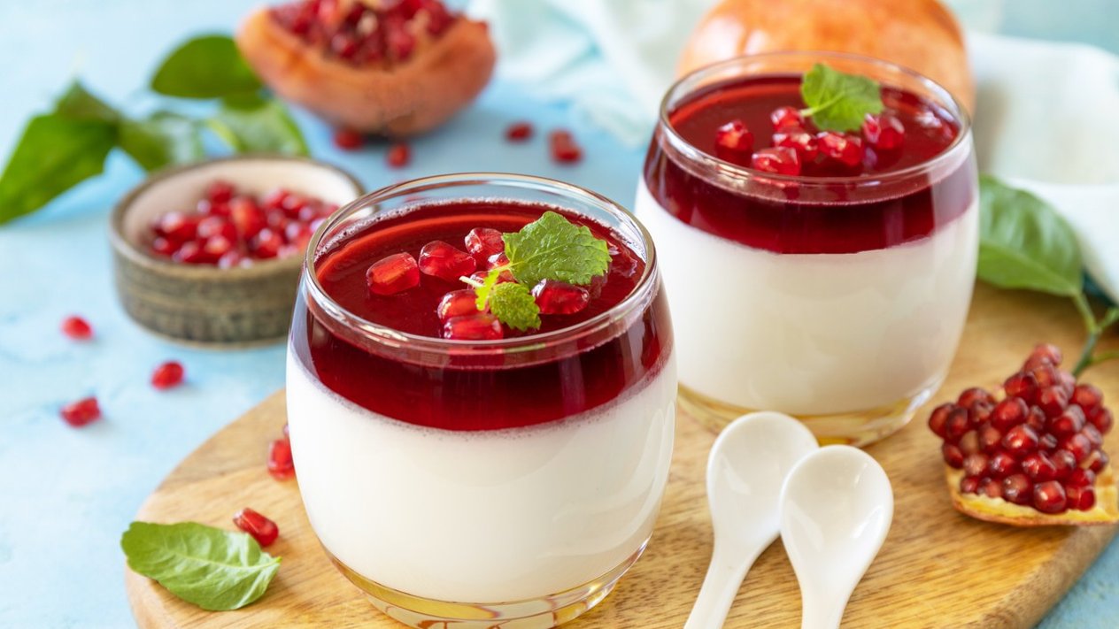 „Panna cotta“ su granatais – dieviškas tiesiog burnoje tirpstantis desertas