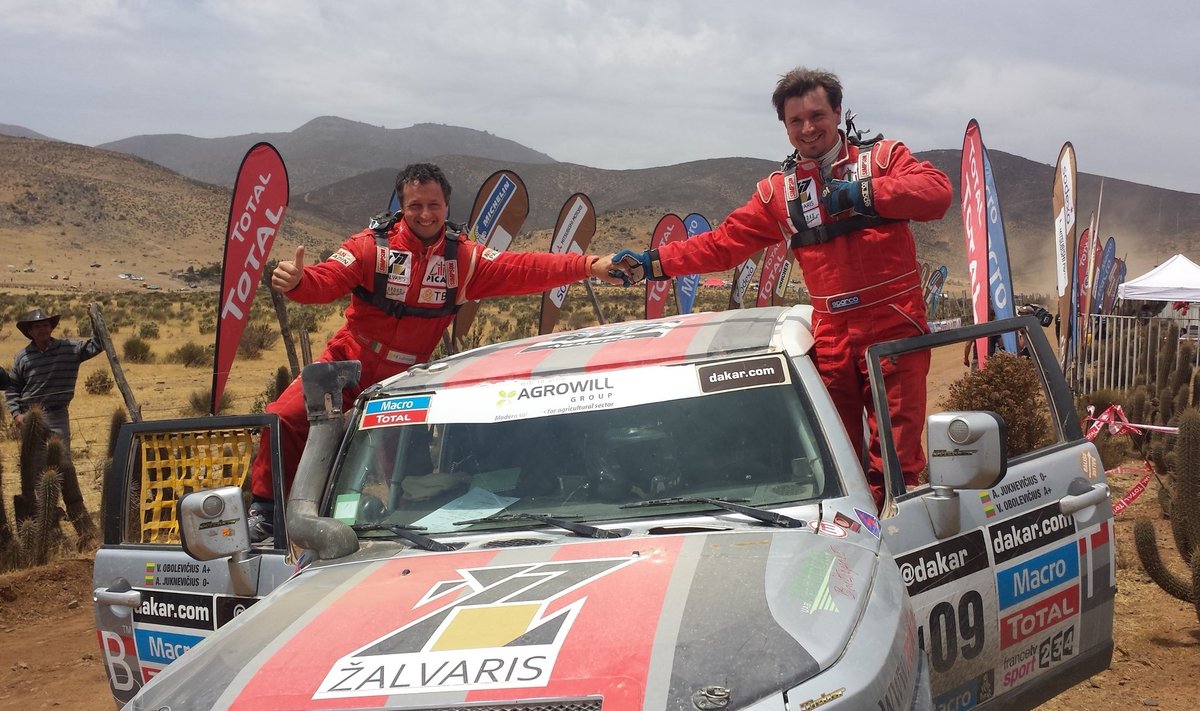 Antanas Juknevičius (dešinėje) ir Vytautas Obolevičius po finišo Dakaro ralyje ("Žalvaris-Dakar" komandos nuotr.)