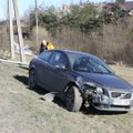 Vilniuje vidurdienį „Volvo“ sudaužiusiam ir stulpą nuvertusiam vairuotojui nustatytas sunkus girtumas