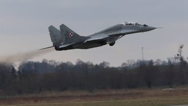 Lenkijos naikintuvas MiG-29 skrisdamas pametė degalų baką