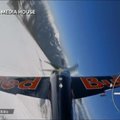 Bebaimis pilotas Alpėse praskrido lėktuvu tarp vėjo generatorių menčių
