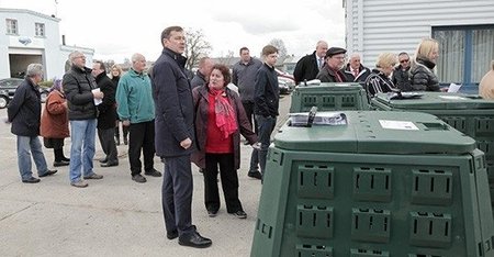 Pirmosios kompostavimo dėžės išdalintos Salininkų gyventojams