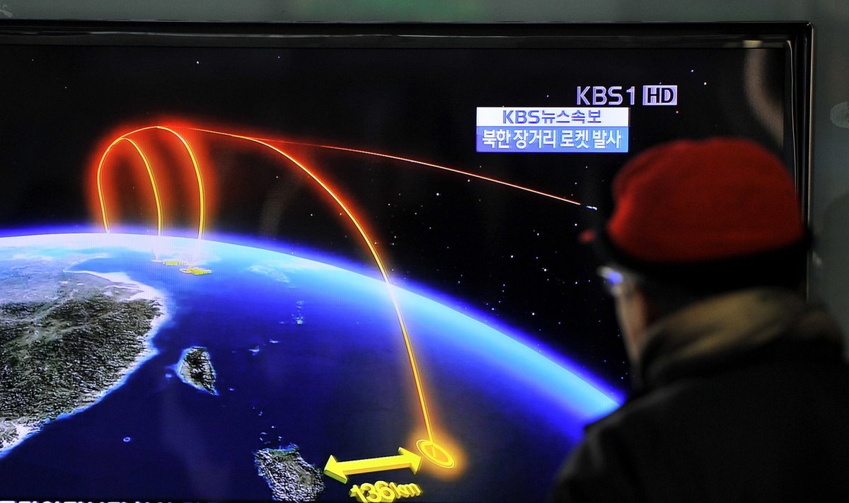 Pietų korėjiečiai stebi Šiaurės Korėjos raketos paleidimą