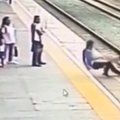 Kinijos geležinkelių darbuotojas išgelbėjo nuo žūties mergaitę