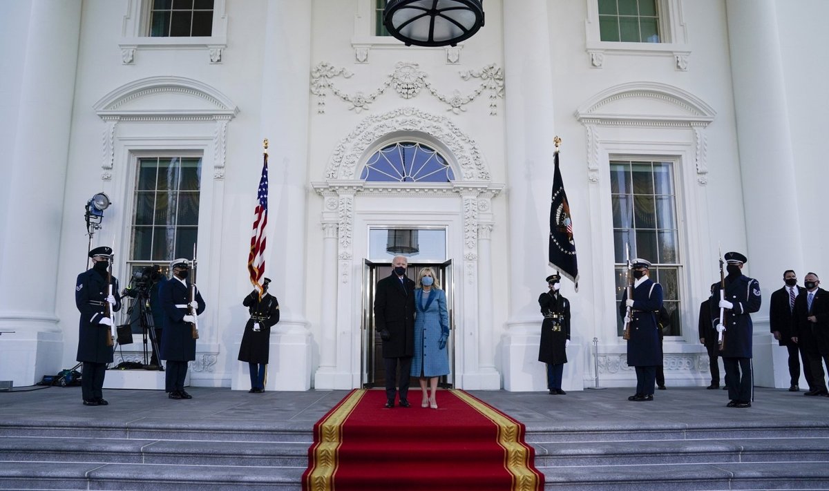 Bidenas po inauguracijos pirmąkart atvyko į Baltuosius rūmu