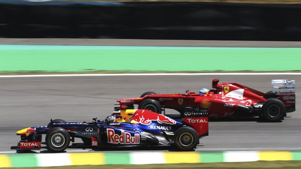 „Red Bull“ džiaugiasi pasibaigusiais ginčais, „Ferrari“ pripažįsta FIA sprendimą