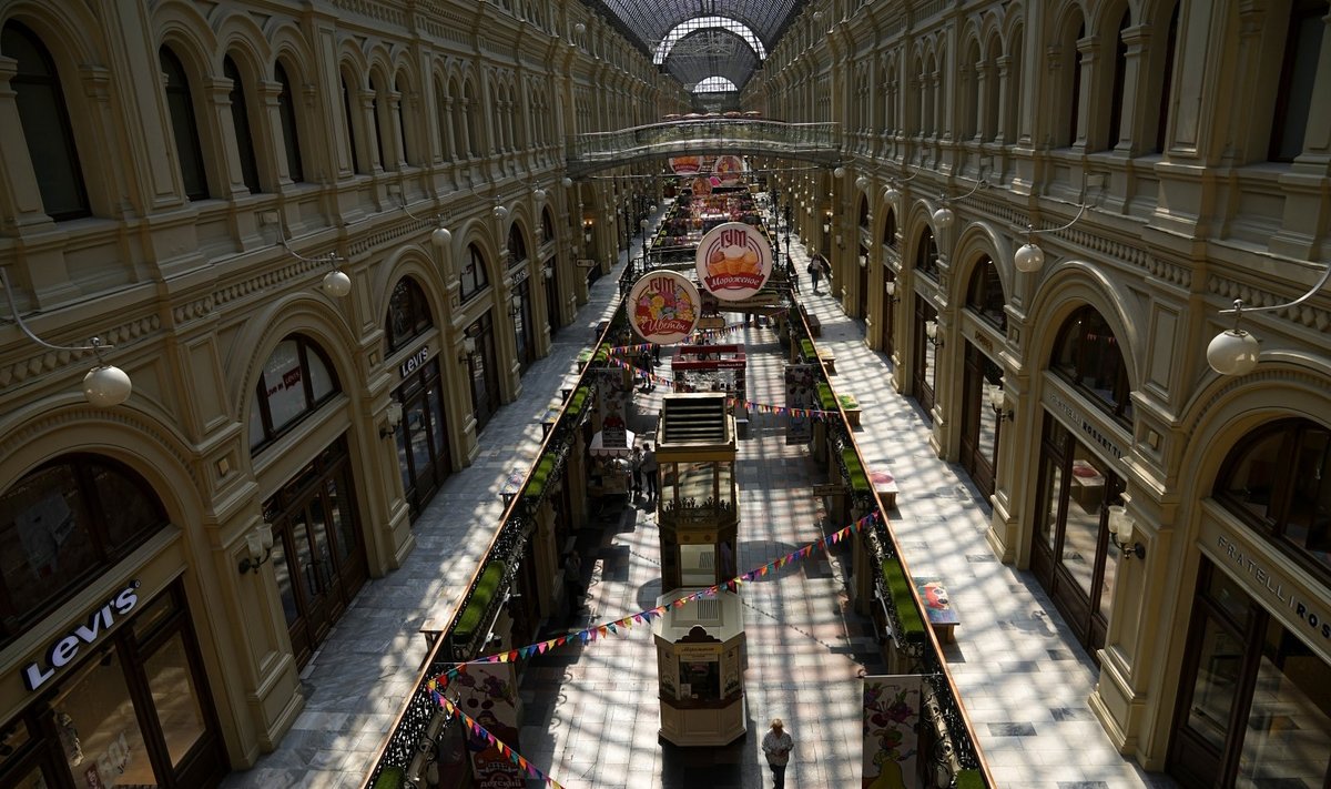 Vos keli lankytojai vaikšto po universalinę GUM parduotuvę Maskvoje. Daug čia įsikūrusių parduotuvių buvo uždarytos dėl Rusijai pritaikytų Vakarų sankcijų po to, kai Kremlius pradėjo karą prieš Ukrainą. 