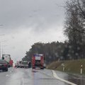 Kelyje Vilnius-Kaunas per avariją nuo kelio nulėkęs BMW virto ant stogo