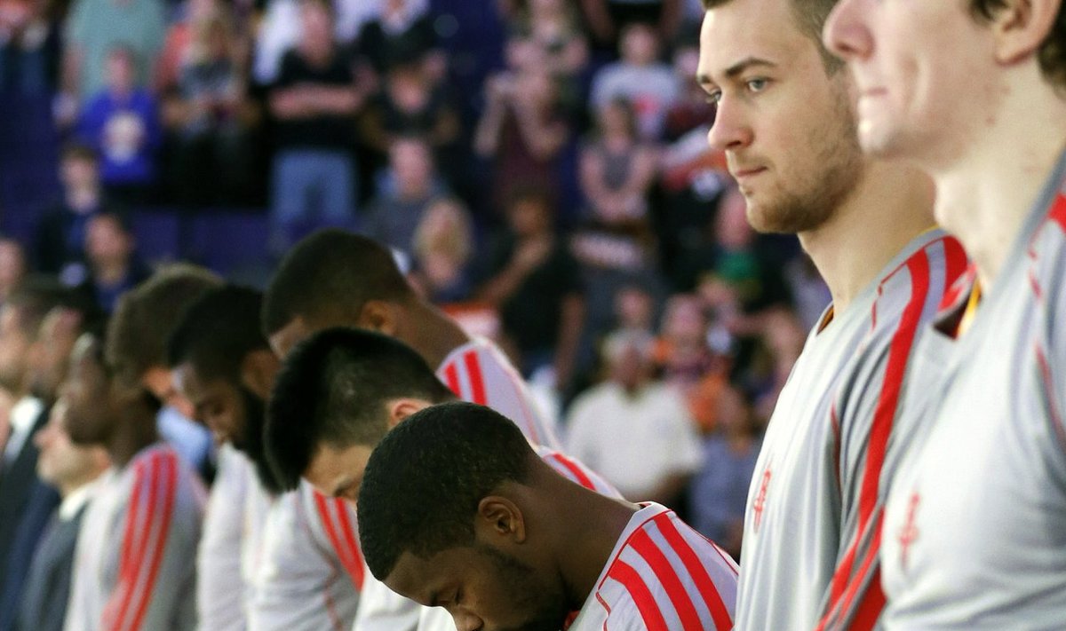 Donatas Motiejūnas su "Rockets" komandos draugais pagerbia sprogimų per Bostono maratoną aukas