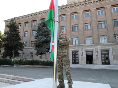 Azerbaidžano prezidentas Ilhamas Alijevas sekmadienį iškėlė šalies vėliavą pagrindiniame Kalnų Karabacho mieste