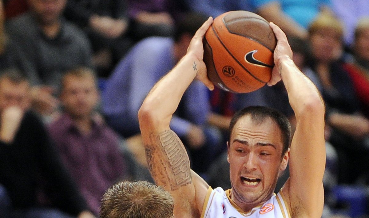 Damiras Markota ("Olimpija", su kamuoliu) prieš Andrejų Voroncevičių (CSKA)