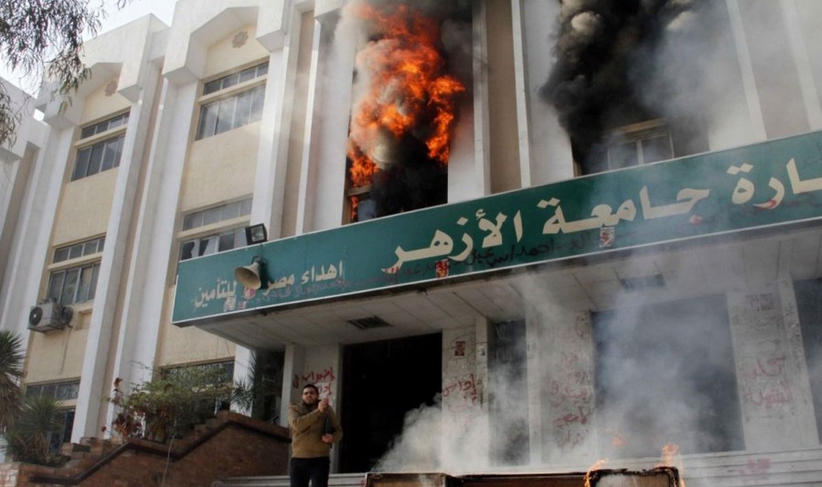 Kaire islamistų studentai padegė Al Azharo universtiteto pastatą