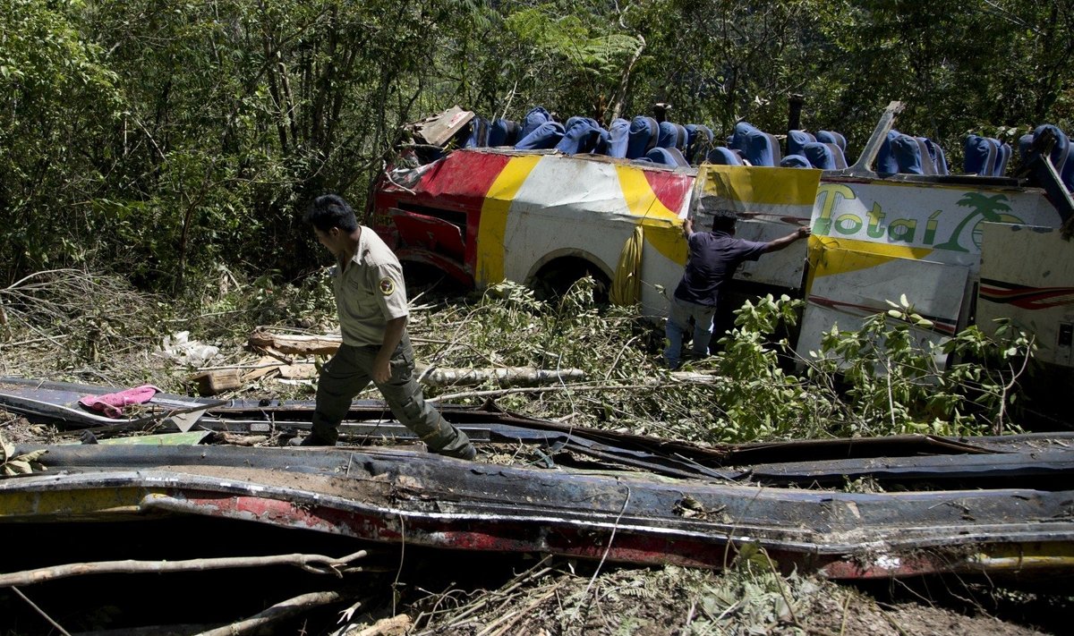 Bolivijoje į griovą nusiritus autobusui žuvo 25 žmonės