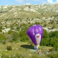 Nuotykių ieškotojas karšto oro balionu nusileido į 200 metrų gylio urvą