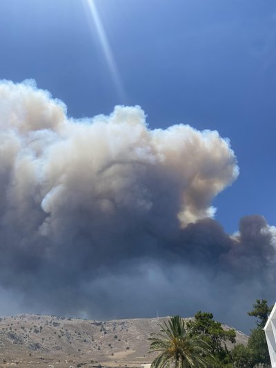 Iš viešbučio matyti dūmai Rodo saloje