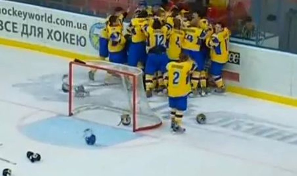 Ukrainos jaunimo (U-20) ledo ritulio rinktinės žaidėjų džiaugsmas