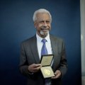 Rašytojui Gurnah Londone įteiktas Nobelio premijos medalis ir diplomas