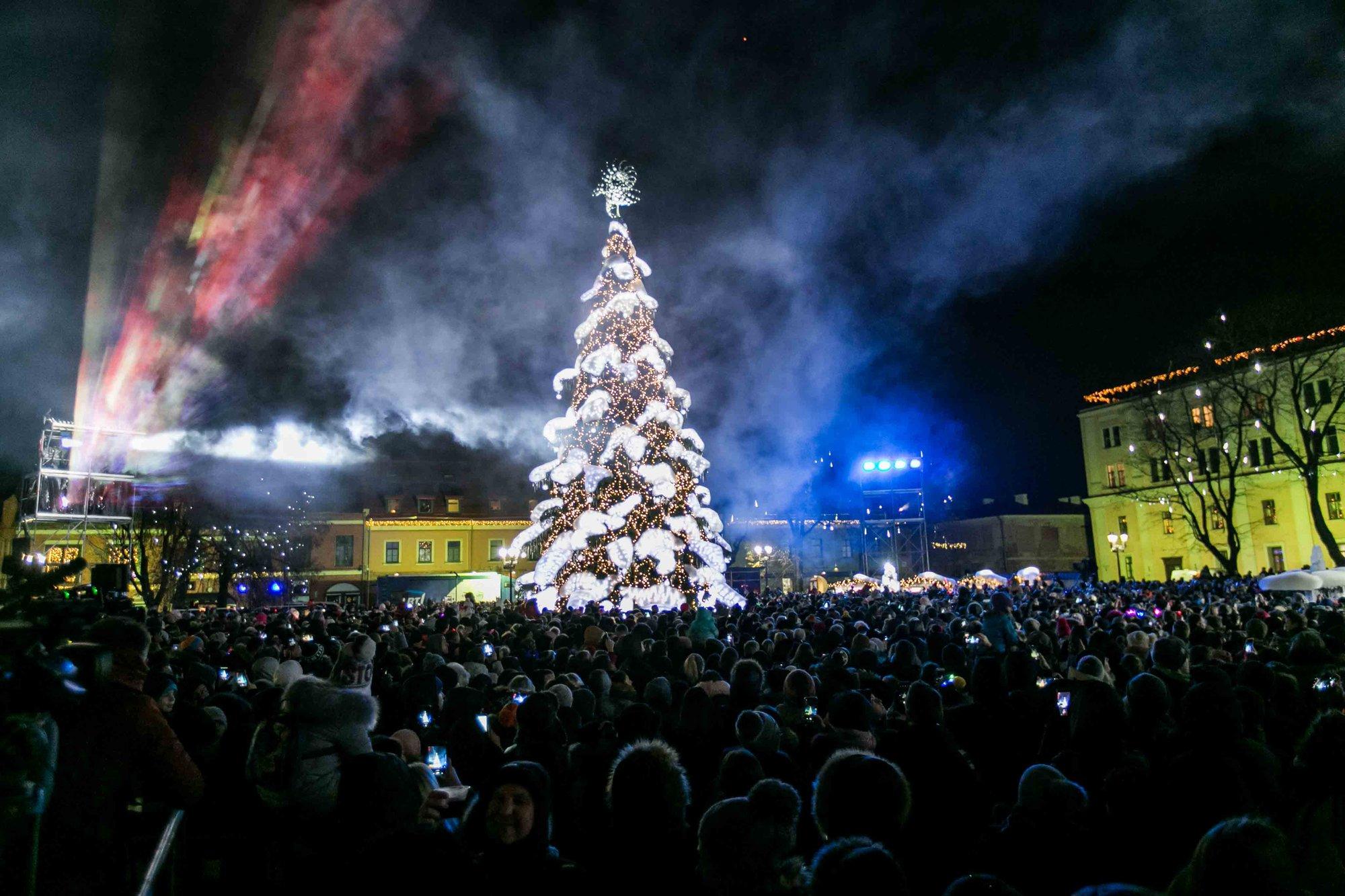 Kaune – Pirmoji Kalėdų Eglutė Lietuvoje Su Radijo Stotimi - Delfi