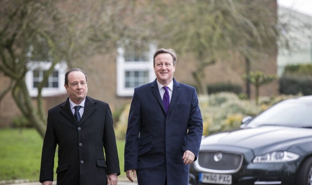 F. Hollande'as (kairėje) ir D. Cameronas